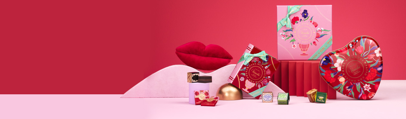 Confezioni regalo di San Valentino con cioccolatini a forma di cuore.