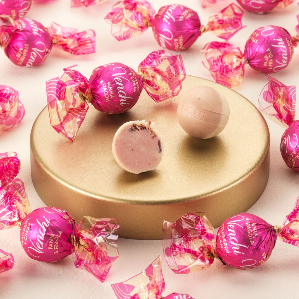 Delicious strawberry and cream filling, enriched with crunchy strawberry crumbs enclosed in a cream half-shell. Gluten free. Buy online!