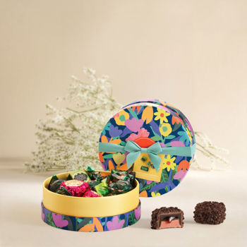 Small Spring hamper with assorted chocolates 7.26 oz