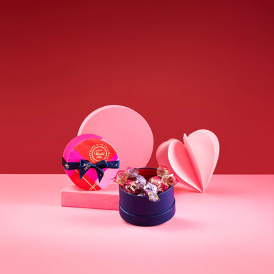 Mini hamper with assorted Chocomousse chocolates 3.17 oz