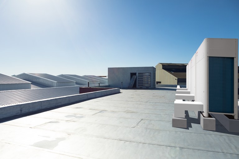 VRF_SMMSu_Side view_Warehouse background.jpg