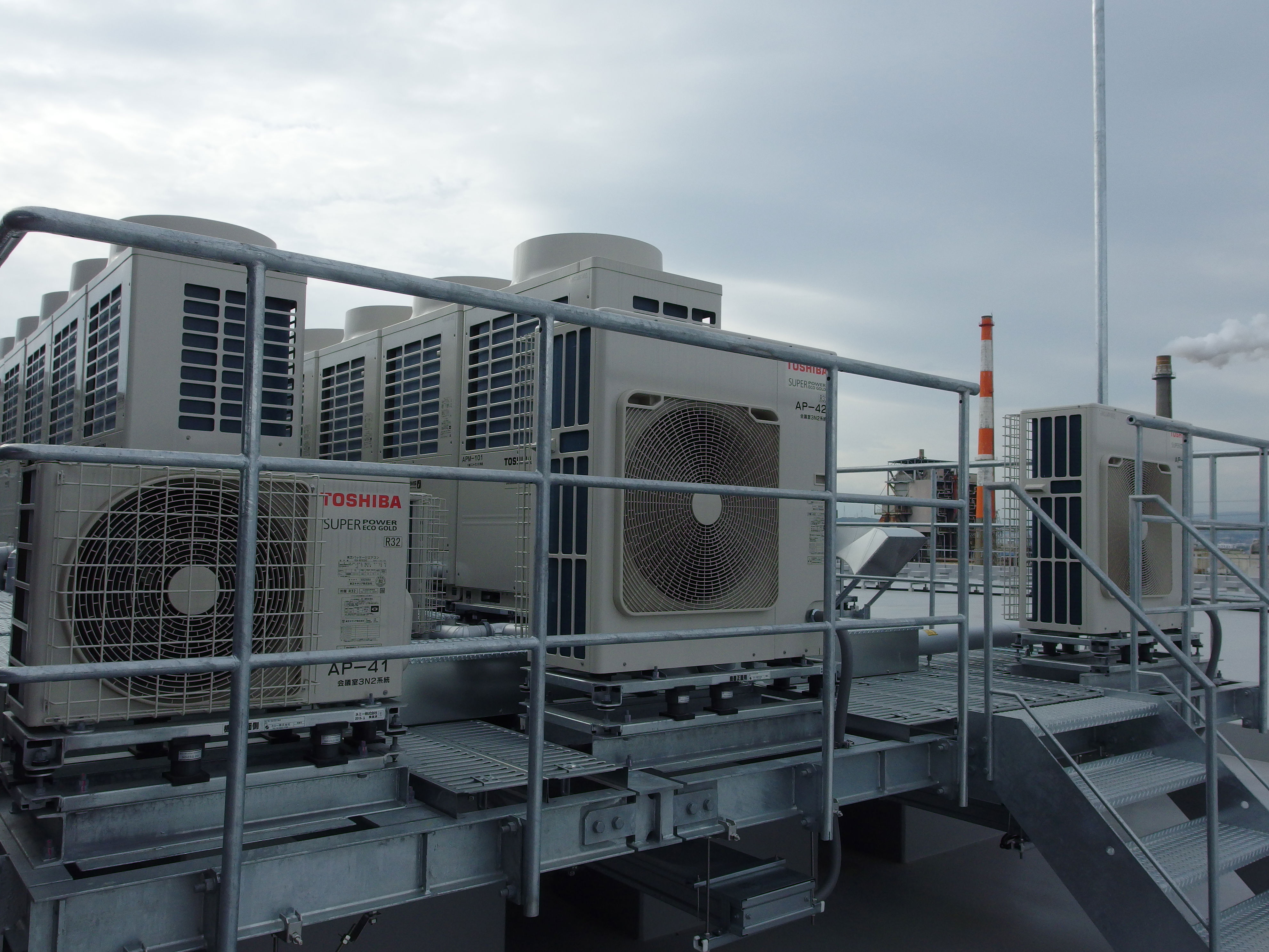 Buildings_Fuji Operations R-D Center e-THIRD outdoor unit on the roof.JPG