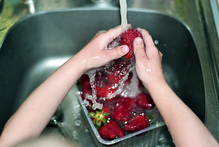 washing-strawberries