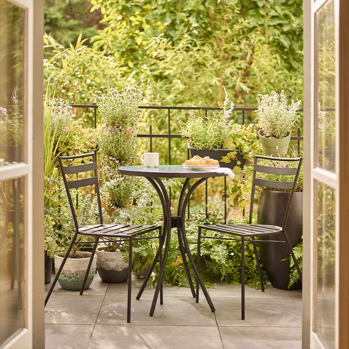 How to create an outdoor reading nook