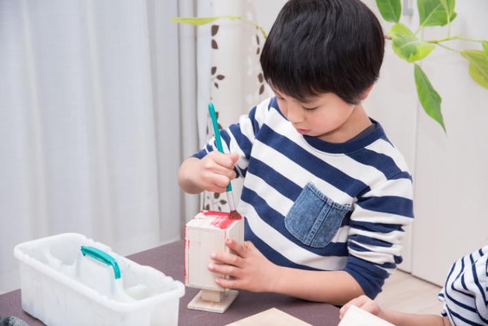 Make a hanging bird feeder