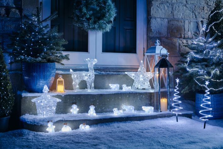 How to hang outdoor Christmas lights