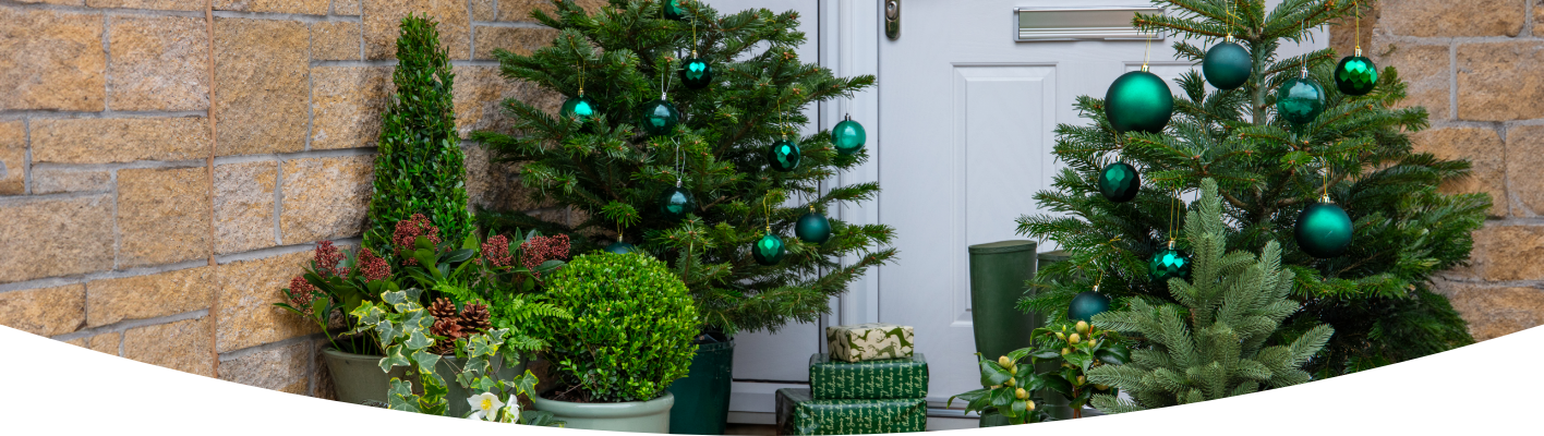 How to decorate a Christmas doorway