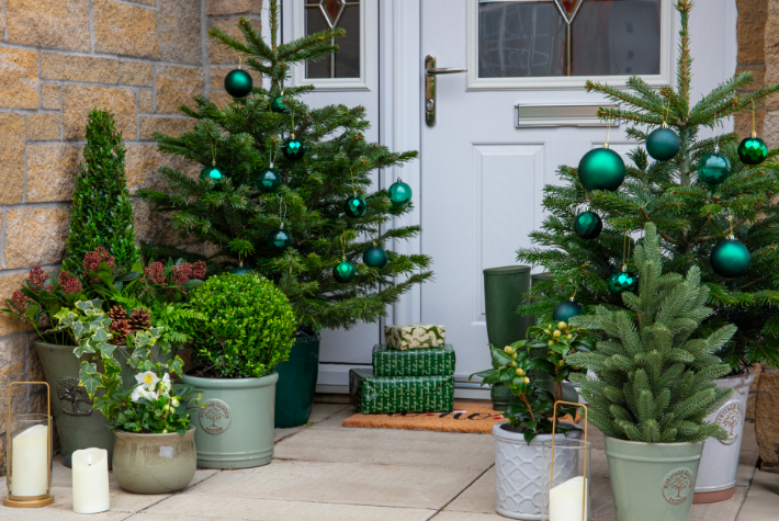 How to decorate a Christmas doorway