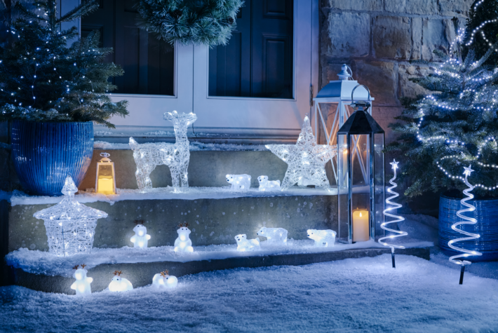 How to decorate a Christmas doorway