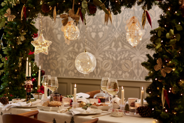 How to create a statement Christmas garland for your mantelpiece