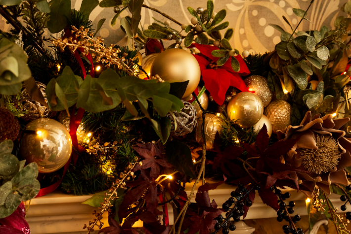 How to create a statement Christmas garland for your mantelpiece