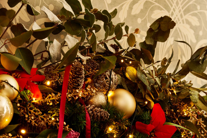 How to create a statement Christmas garland for your mantelpiece