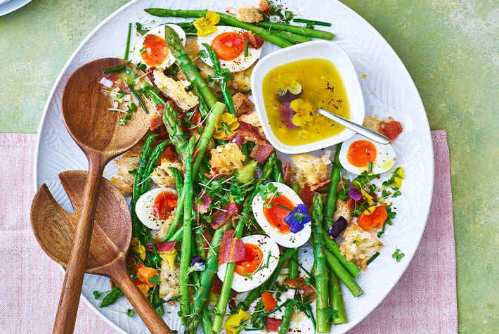 SPRING BACON, EGG AND ASPARAGUS SALAD WITH CROUTONS