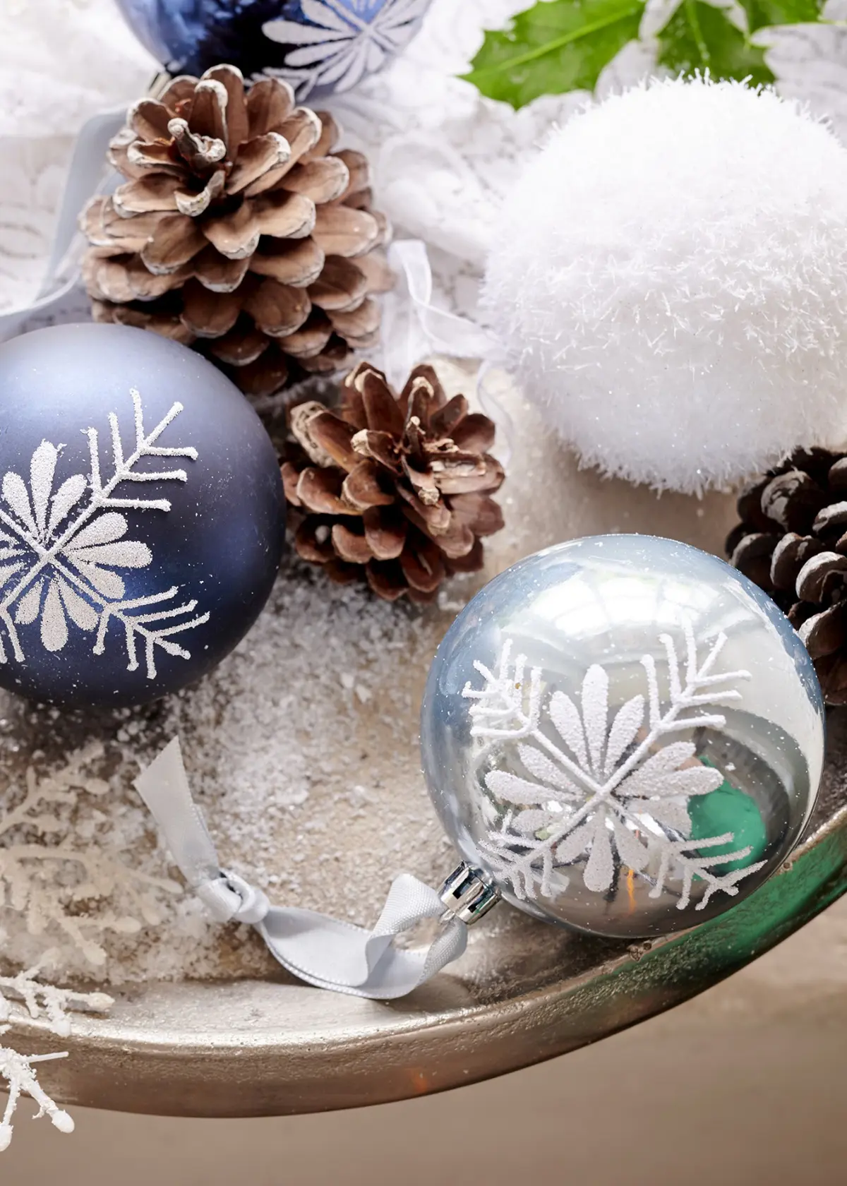 A photo of Snowball Glitter Bauble White 8cm
