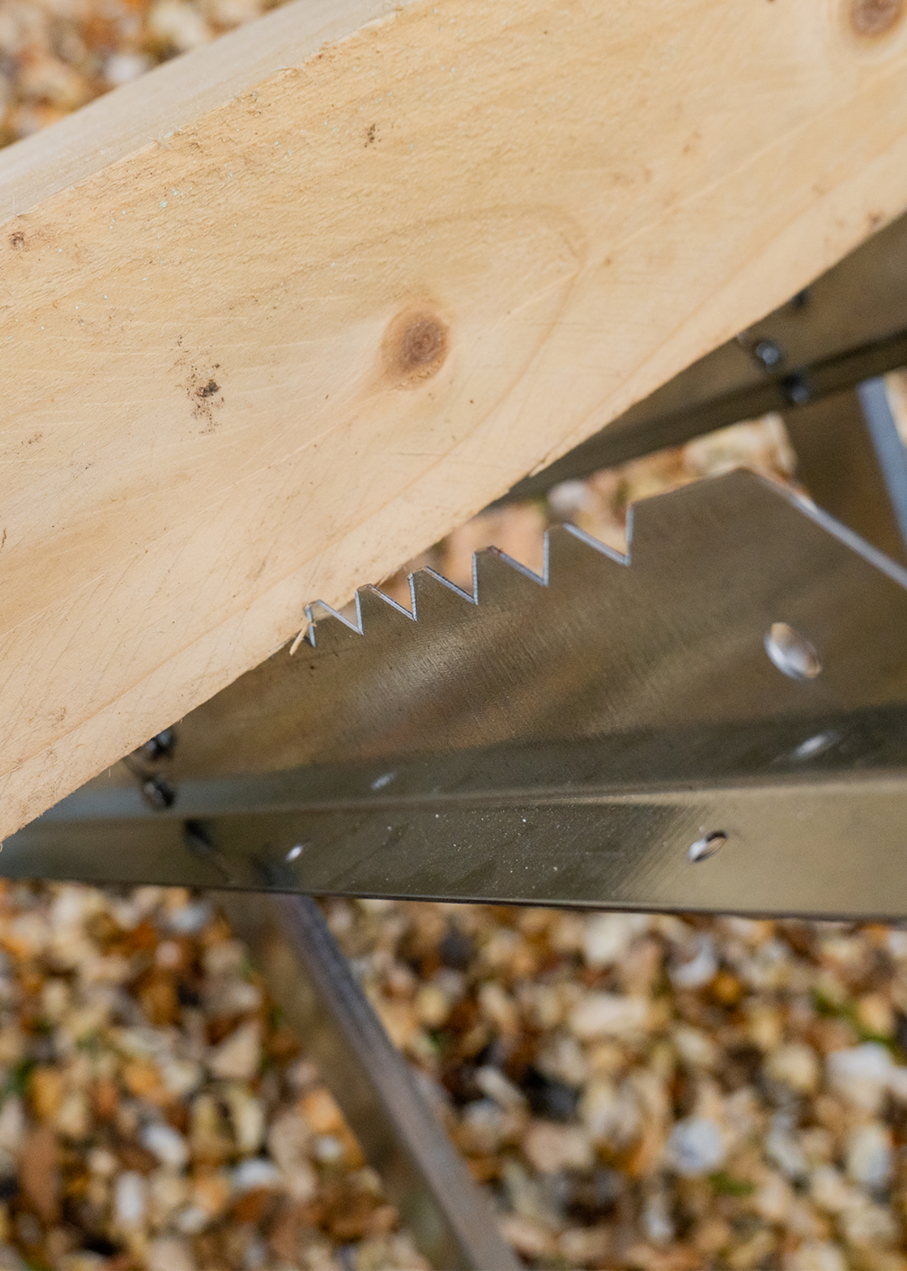The Handy Foldable Serrated Edged Saw Horse