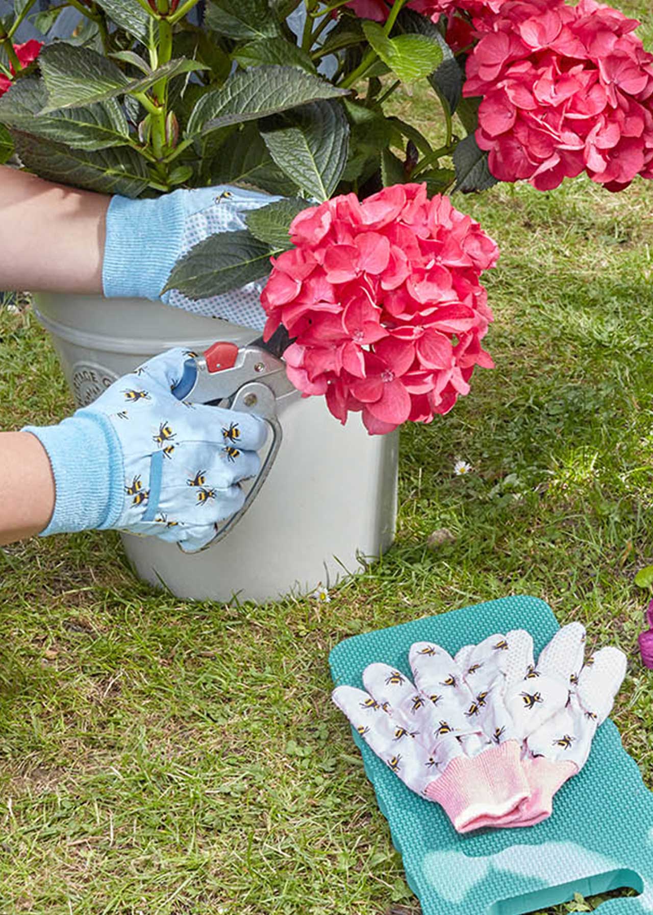 Briers Bees Cotton Grip Gloves Triple Pack Dobbies Garden Centres