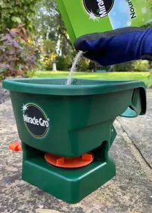 Miracle-Gro Handy Spreader