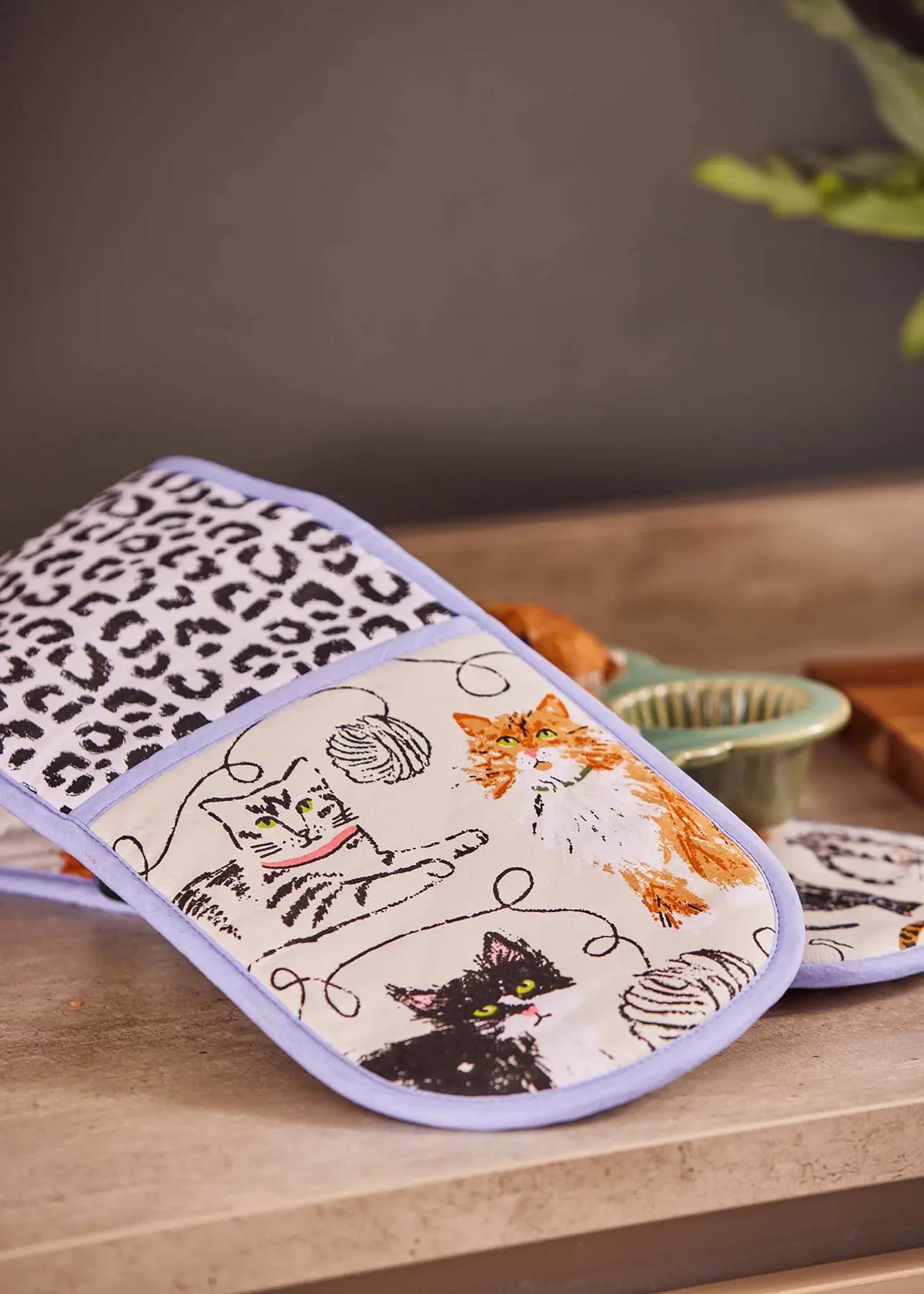 A photo of Feline Friends Cotton Double Oven Glove