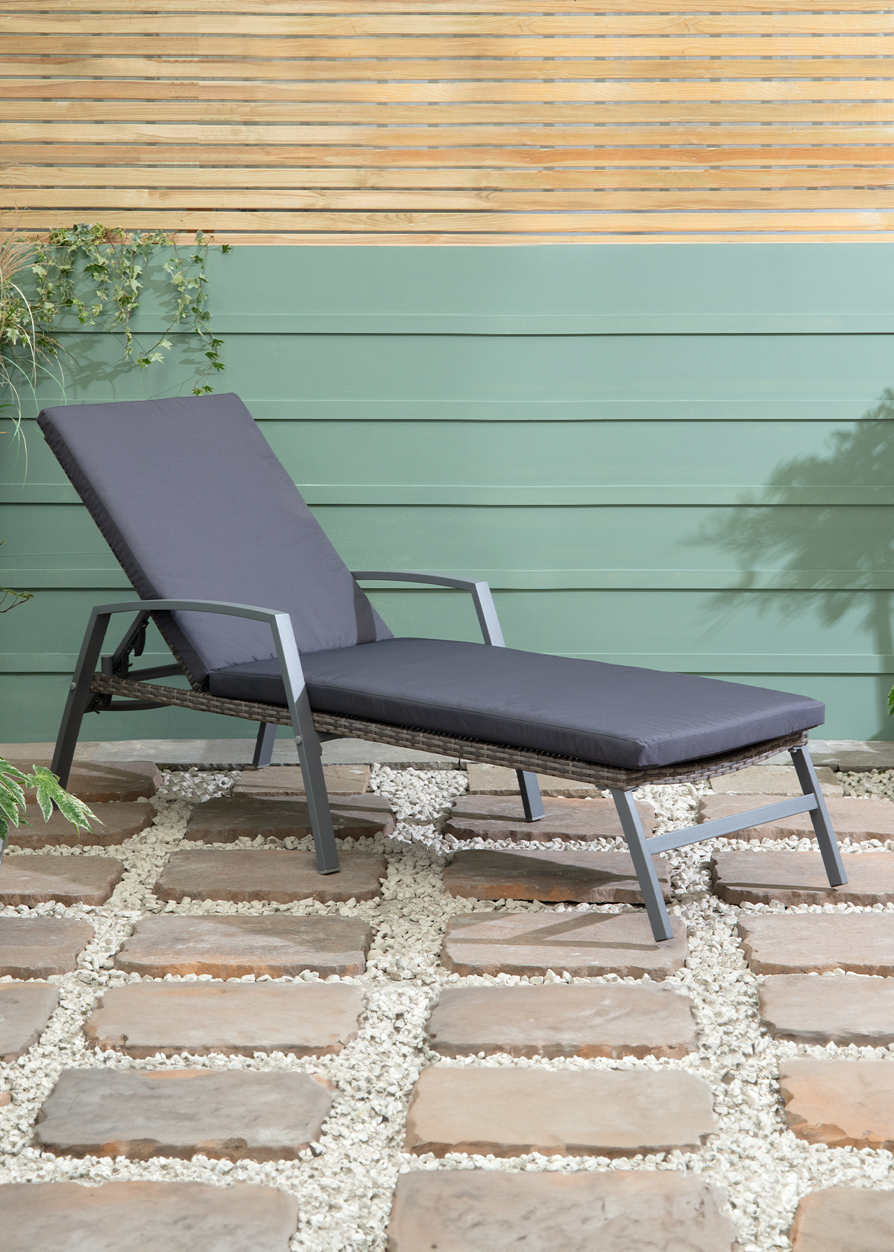 Arlo lounger with cushion