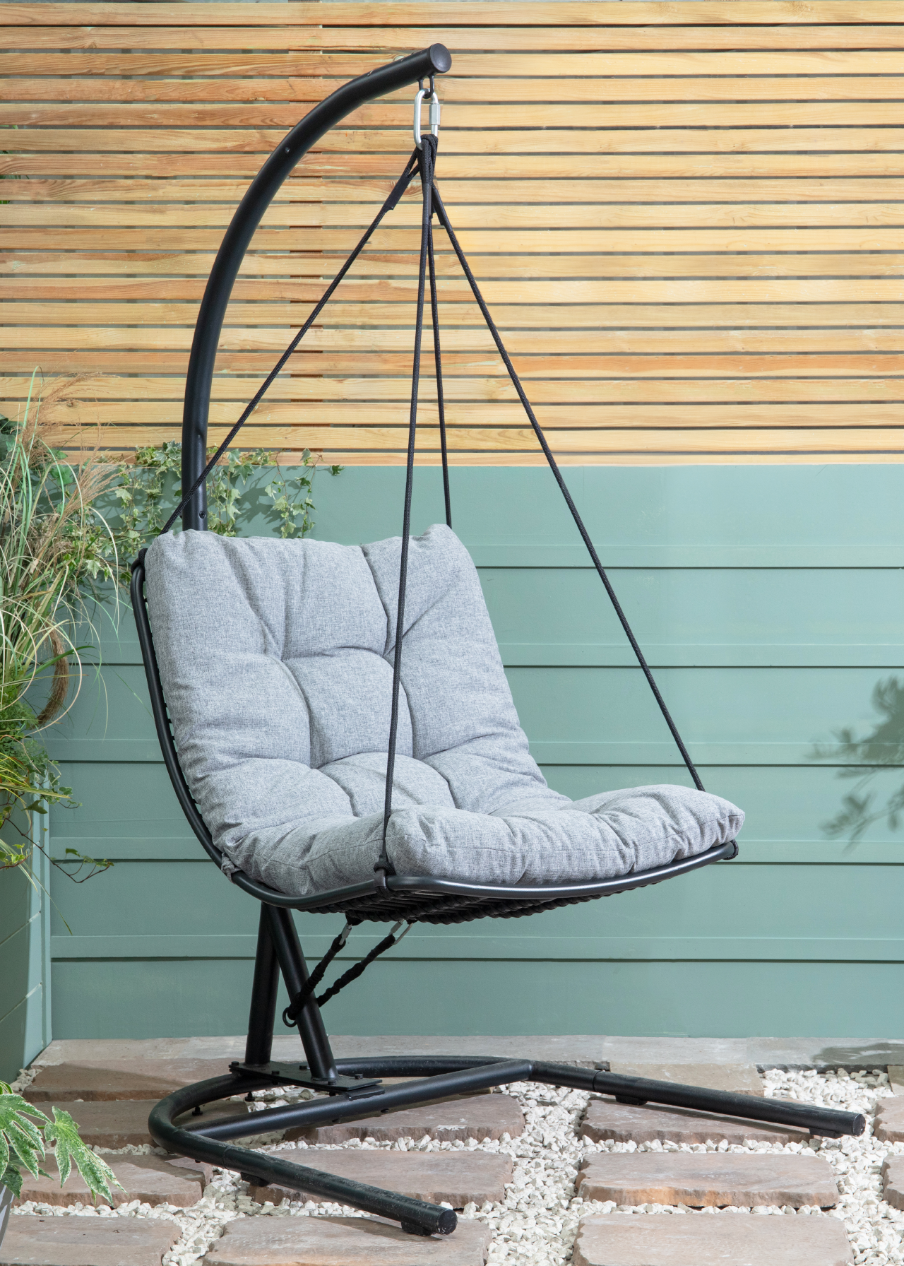 Single hanging outdoor chair