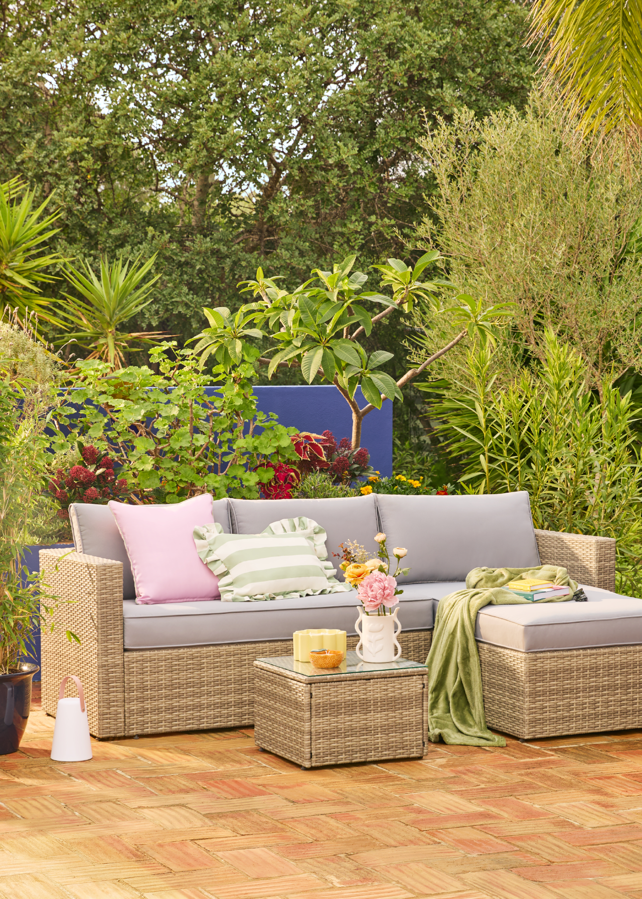 Arlo outdoor sofa set