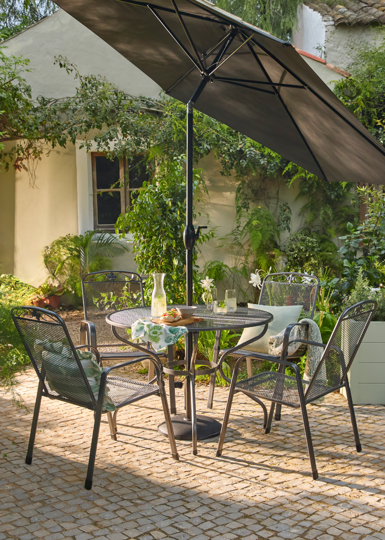 Mesh 4 Seat Outdoor Dining Set With Parasol