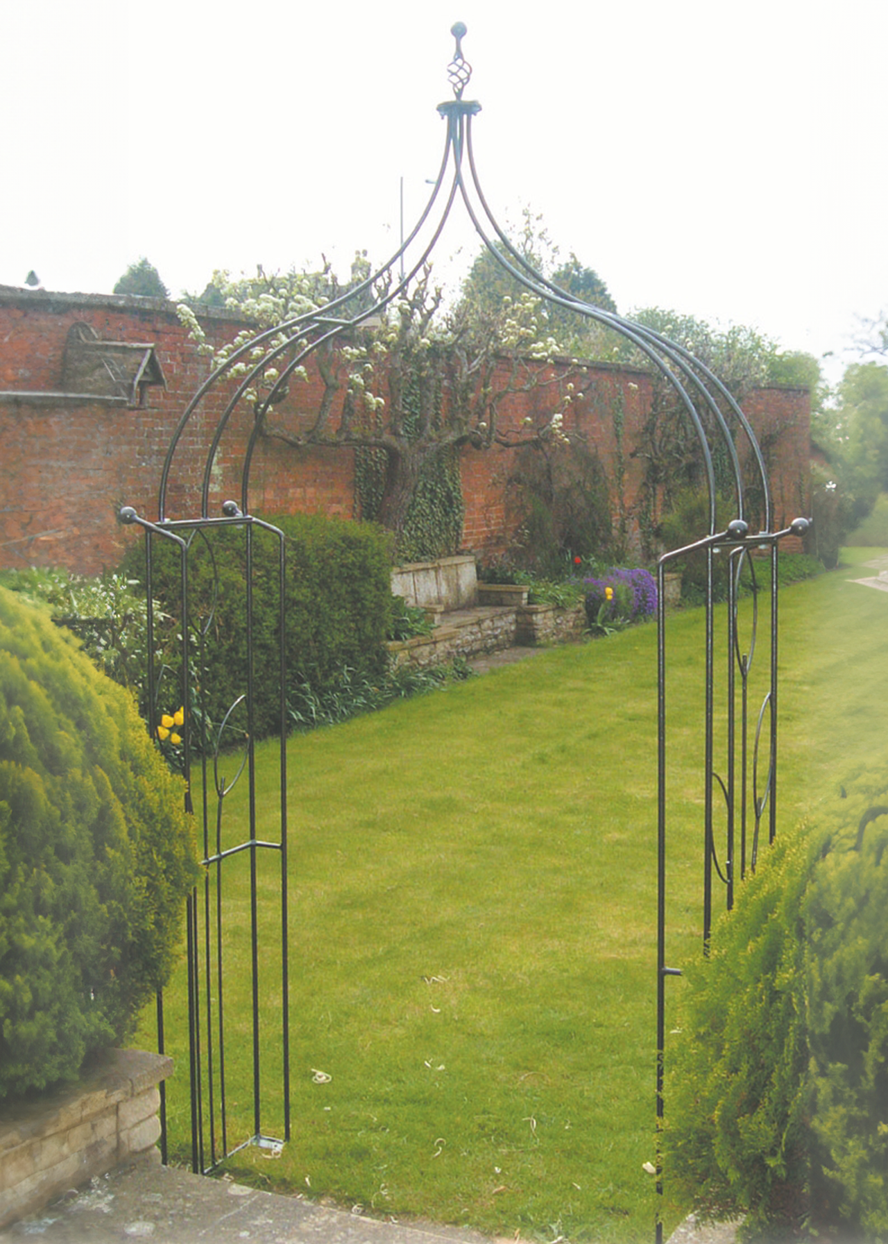 Flower ogee garden arch with ground spikes