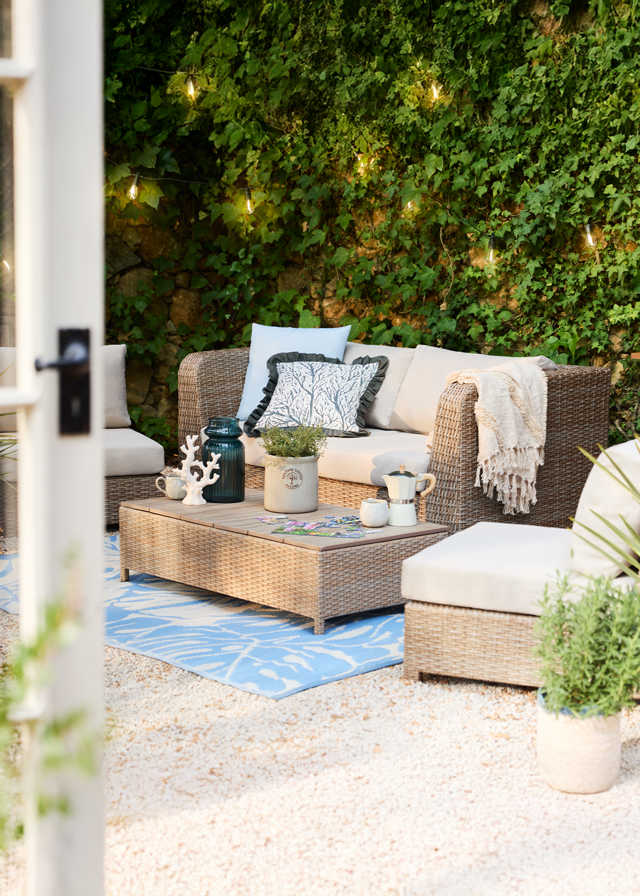 Compact Outdoor Coffee Lounge Set