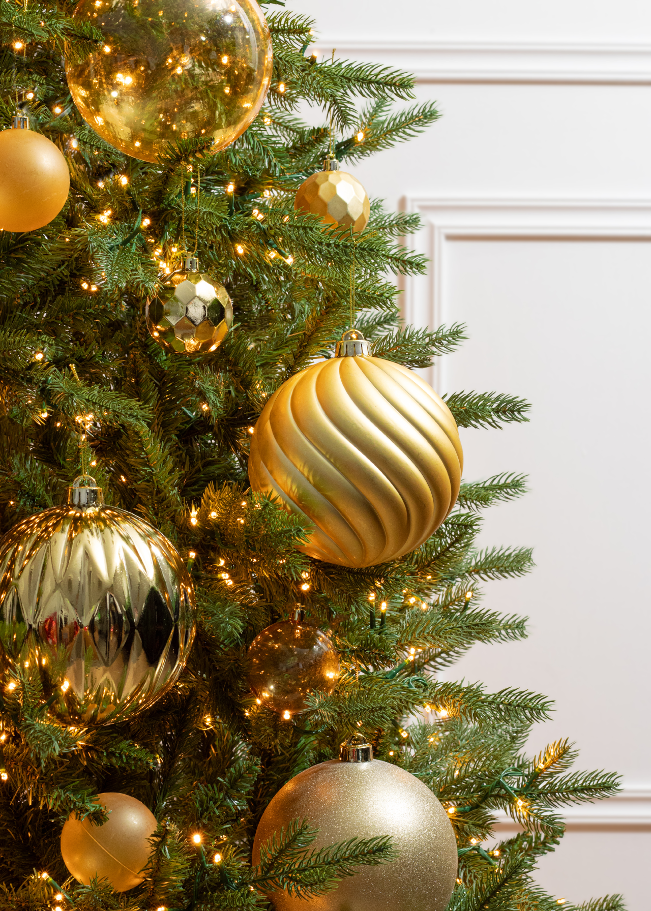 Pack Of 4 Shatterproof Baubles Gold