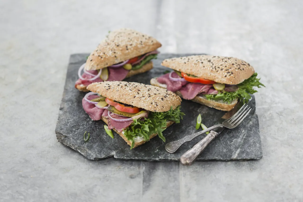 TREKANTBRØD HALVGROV SURDEIG TIN SERVER 110G