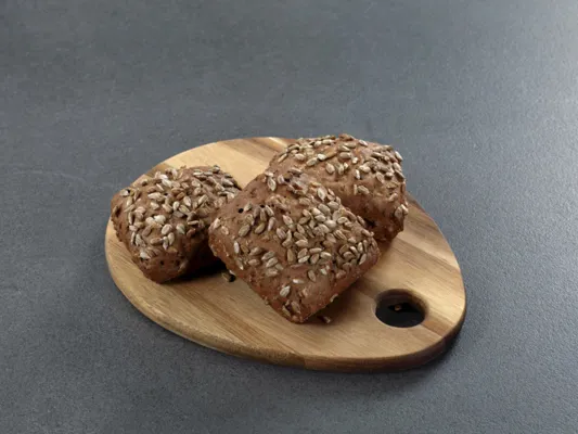 GLUTENFRI MØRK BRIKS MED SOLSIKKE OG GRESSKARKJERNER GLUTENFRI MØRK BRIKS MED SOLSIKKE OG GRESSKARKJERNER