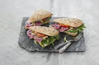 TREKANTBRØD HALVGROV SURDEIG TIN SERVER 110G