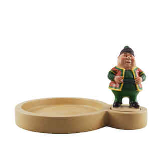 فنانيس - مجسم السمين بجانب طبق