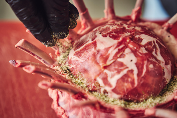 Carré d’agneau farci au porto et aux raisins secs