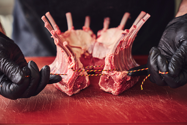 Carré d’agneau farci au porto et aux raisins secs