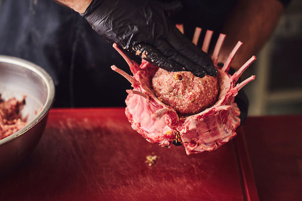 Carré d’agneau farci au porto et aux raisins secs