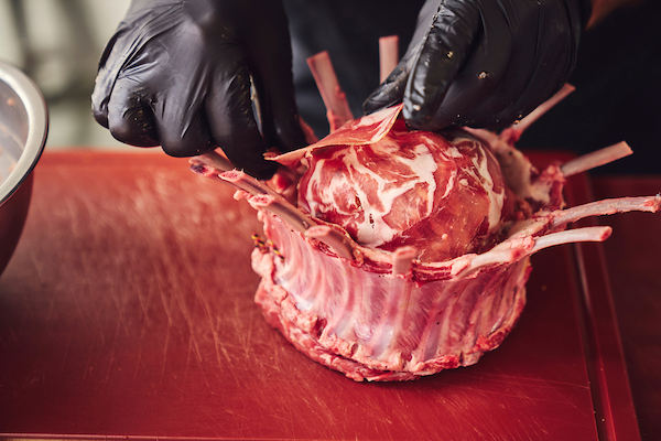 Carré d’agneau farci au porto et aux raisins secs