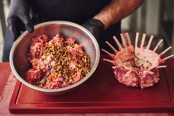 Carré d’agneau farci au porto et aux raisins secs