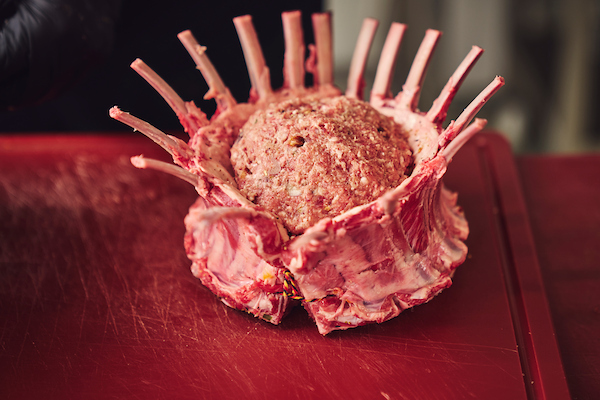 Carré d’agneau farci au porto et aux raisins secs