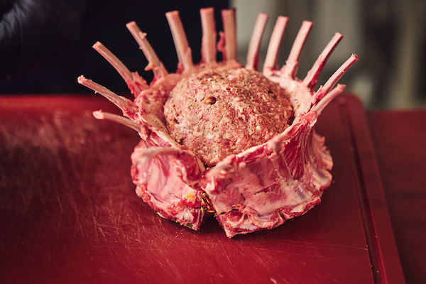 Carré d’agneau farci au porto et aux raisins secs