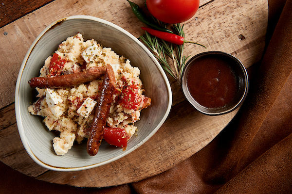 Aardappelstoemp met zongedroogde tomaten en merguez worstjes