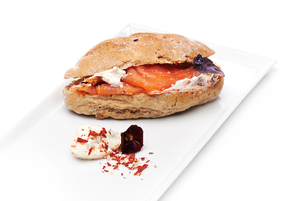Broodje gerookte zalm en tomatenmascarpone