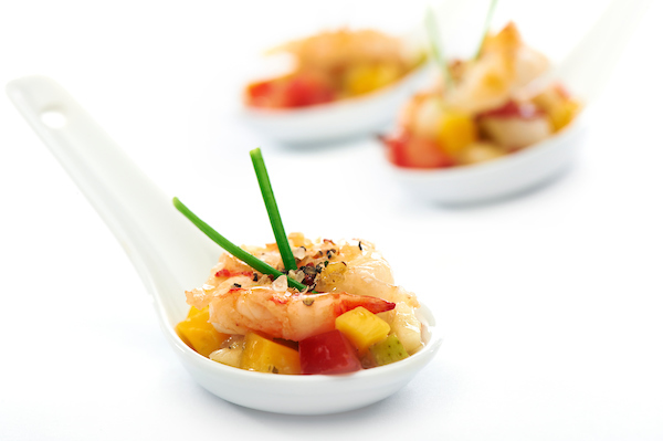 Gebakken scampi met fruit en Franse vinaigrette
