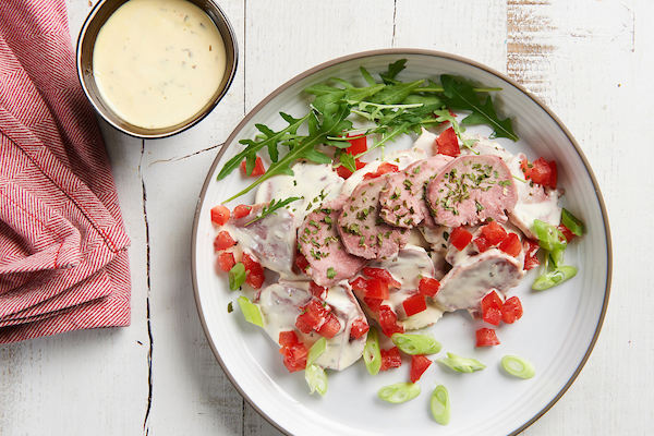 Gekookte varkenstongen in Dressing Cream