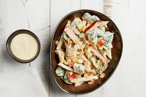 Pastasalade met gerookte kip en gorgonzola