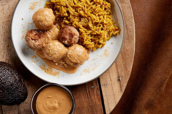 Varkensballetjes met satésaus en rijst