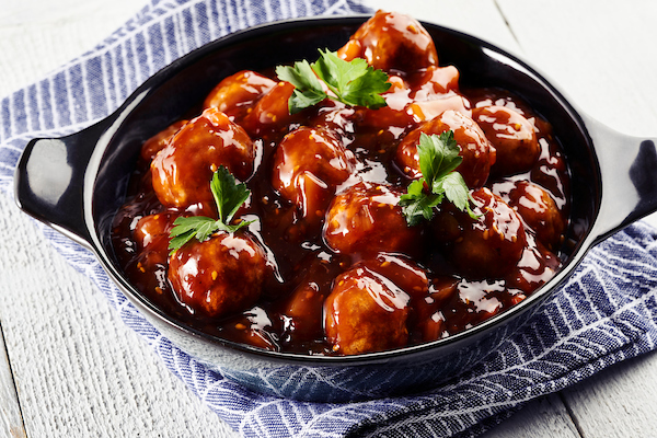 Kippenballetjes in een zoete chilisaus