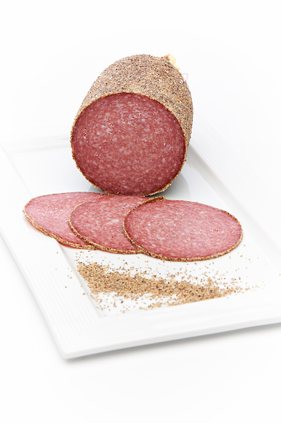 Peper & kruidencoating op salami