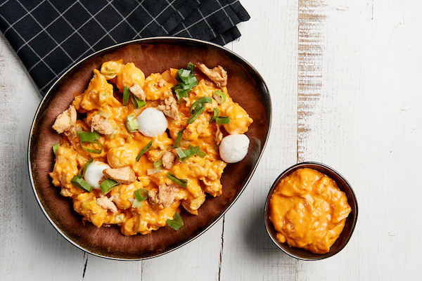 Pikante kipsalade met mozarellablokjes