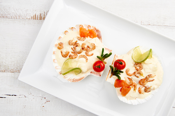 Sint-jacobsschelp van koolvis, zalm en garnalen